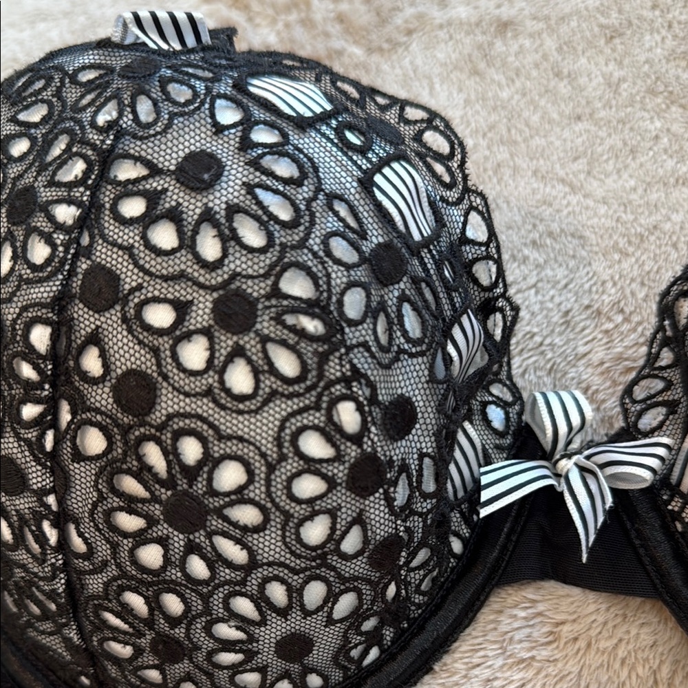 Vintage Victoria’s Secret “sexy little things”Black Floral Eyelet Lace Bra - Picture 3 of 6